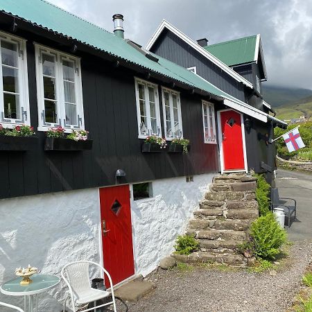 Charming And Authentic Heritage Retreat In Kvivik - Right Next To The River Esterno foto