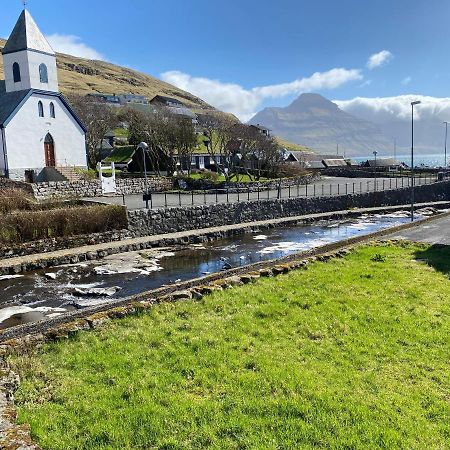 Charming And Authentic Heritage Retreat In Kvivik - Right Next To The River Esterno foto