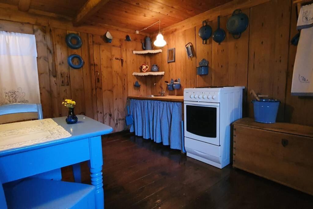 Charming And Authentic Heritage Retreat In Kvivik - Right Next To The River Esterno foto