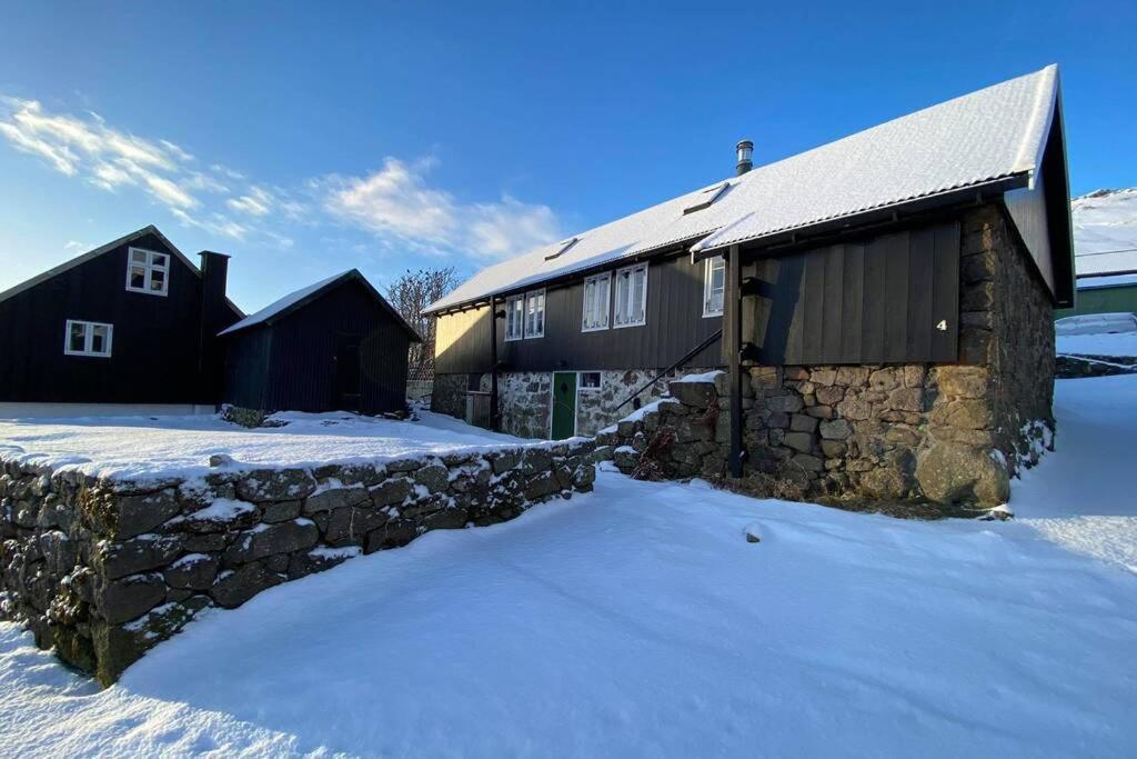 Charming And Authentic Heritage Retreat In Kvivik - Right Next To The River Esterno foto