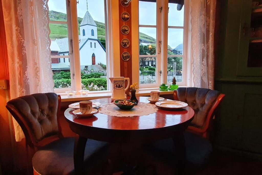 Charming And Authentic Heritage Retreat In Kvivik - Right Next To The River Esterno foto