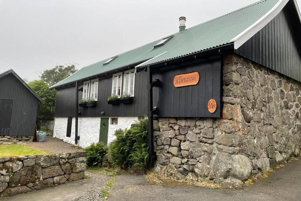 Charming And Authentic Heritage Retreat In Kvivik - Right Next To The River Esterno foto