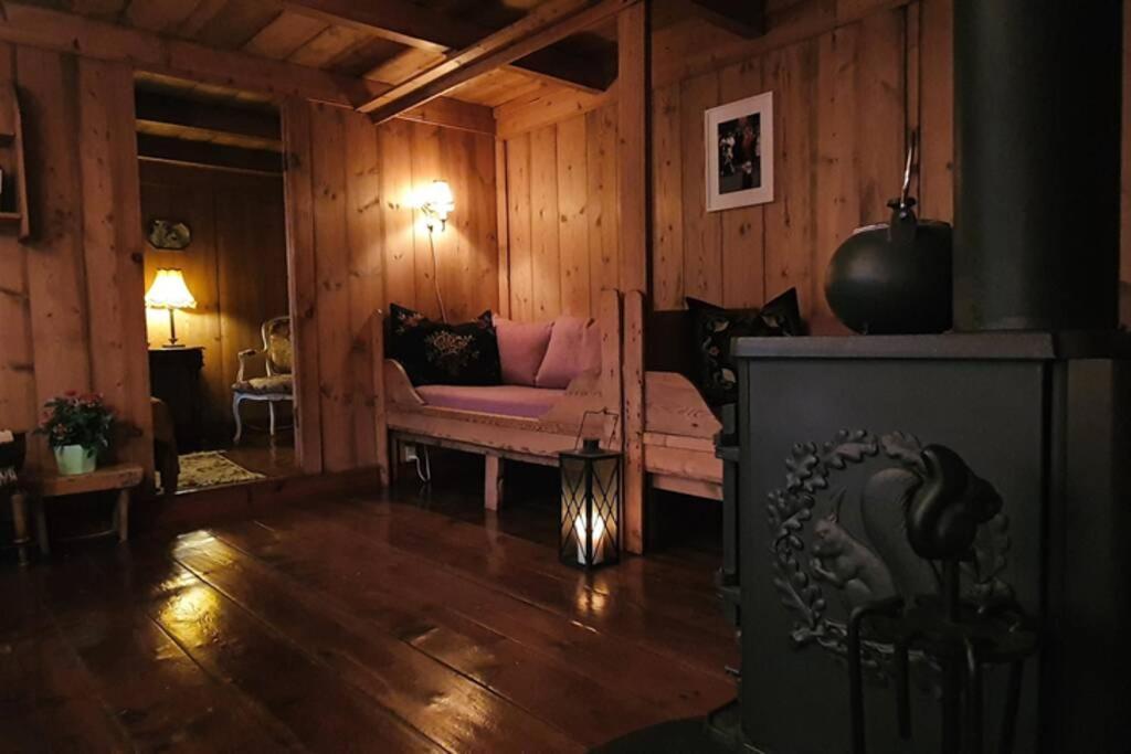 Charming And Authentic Heritage Retreat In Kvivik - Right Next To The River Esterno foto