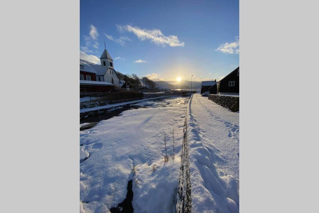 Charming And Authentic Heritage Retreat In Kvivik - Right Next To The River Esterno foto