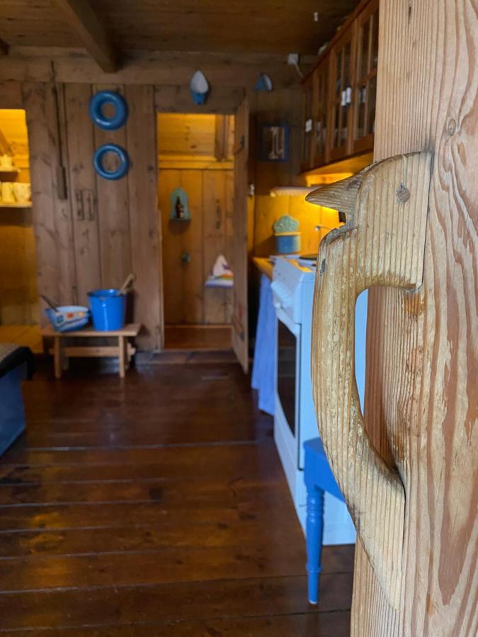 Charming And Authentic Heritage Retreat In Kvivik - Right Next To The River Esterno foto