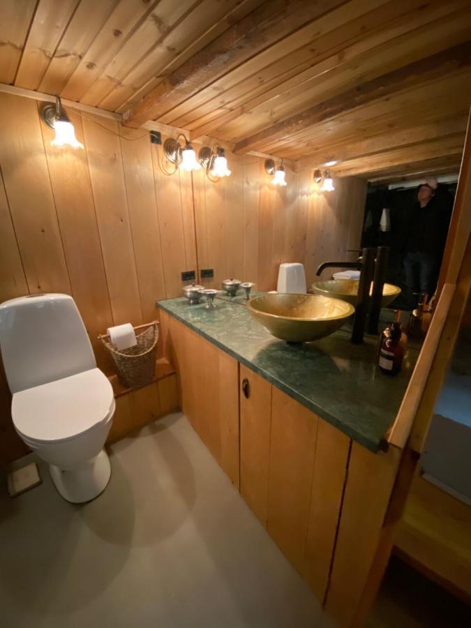 Charming And Authentic Heritage Retreat In Kvivik - Right Next To The River Esterno foto